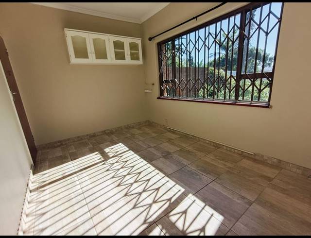 4 BEDROOM HOUSE FOR SALE IN SCHOONGEZICHT